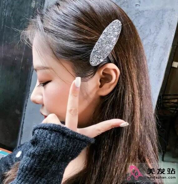今年最火的發(fā)飾推薦 側(cè)邊夾發(fā)型美翻天 今年最火的發(fā)飾推薦 側(cè)邊夾發(fā)型美翻天