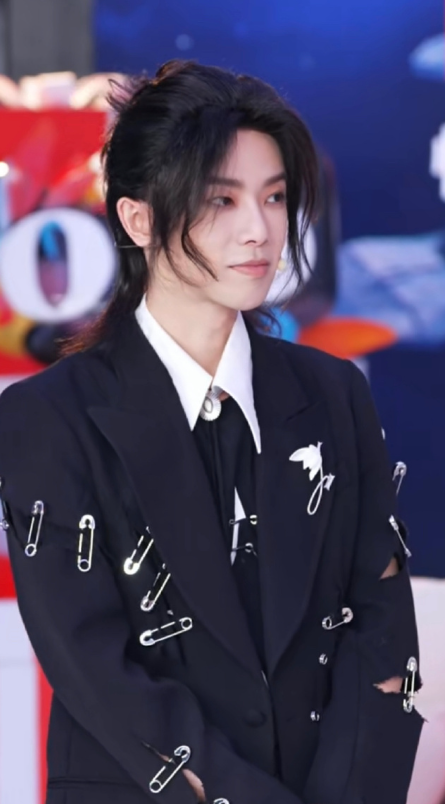 華晨宇疑回應月經(jīng)羞恥話題（歌手華晨宇免費衛(wèi)生巾風波） 18