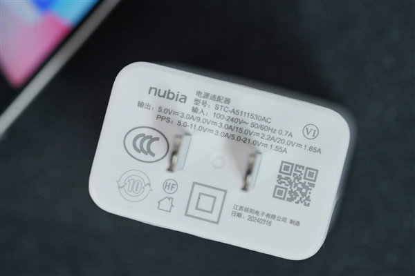 折疊屏手機(jī)僅2999元！努比亞Flip圖賞