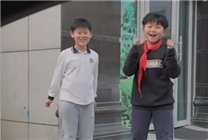 小米SU7被倆小孩歡呼雀躍式圍觀 網(wǎng)友直呼埋下了種子 雷軍回應(yīng)