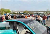 小米SU7被老外圍觀(guān)：羨慕中國(guó)全是電動(dòng)車(chē) 驚嘆中國(guó)之繁華