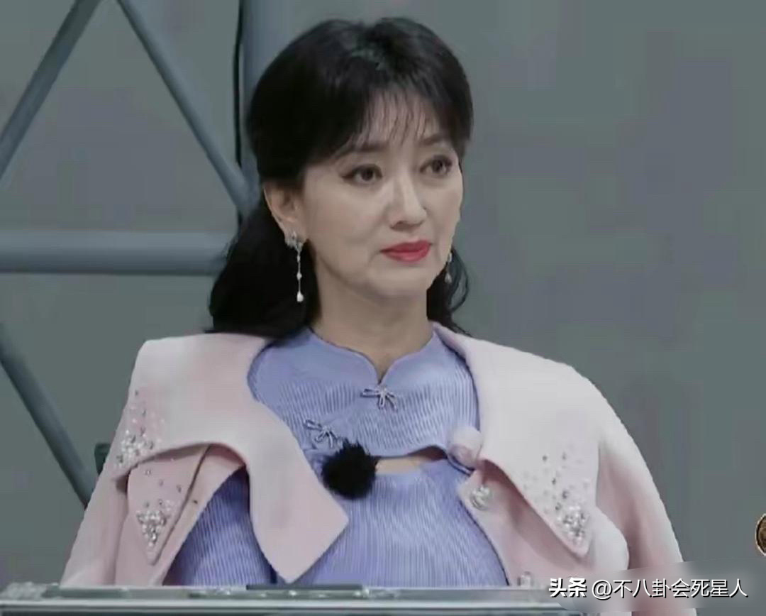 "趙雅芝穿著紫色套裝引爭(zhēng)議，70歲扮嫩還是自由選擇？" 8