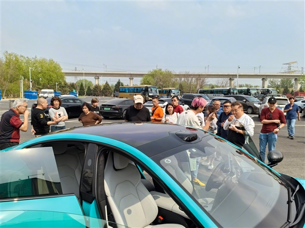 小米SU7被老外圍觀：羨慕中國(guó)全是電動(dòng)車 驚嘆中國(guó)之繁華