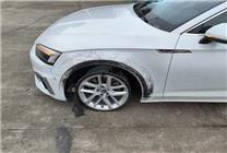 女子高速上奧迪車(chē)開(kāi)到只剩輪轂 輪胎在飛：無(wú)視故障燈 網(wǎng)友感慨狠人