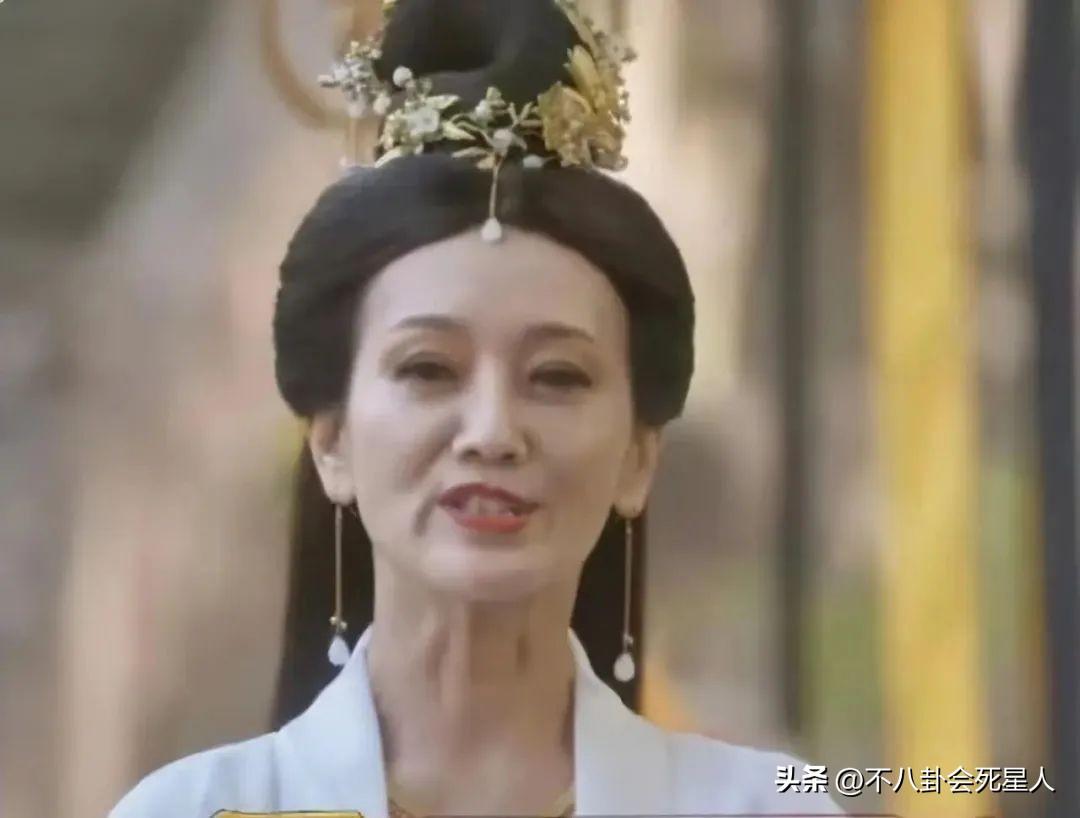 "趙雅芝穿著紫色套裝引爭(zhēng)議，70歲扮嫩還是自由選擇？" 20