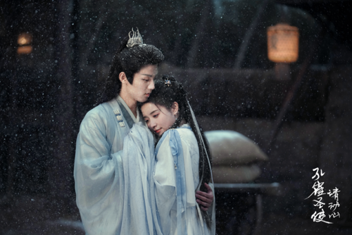 網(wǎng)劇《孔雀圣使請動心》今日開播，周峻緯張楚寒演繹雙世甜愛