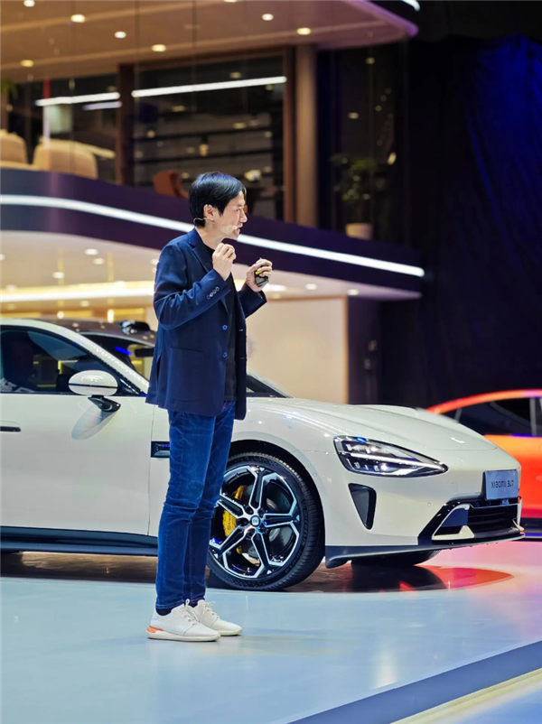 排面拉滿！北京車展大門橫幅就是小米SU7