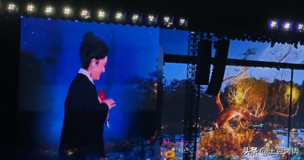 鳳凰傳奇演唱會全場大合唱，山河圖臺下卻不唱了，網(wǎng)友：太好笑了 30