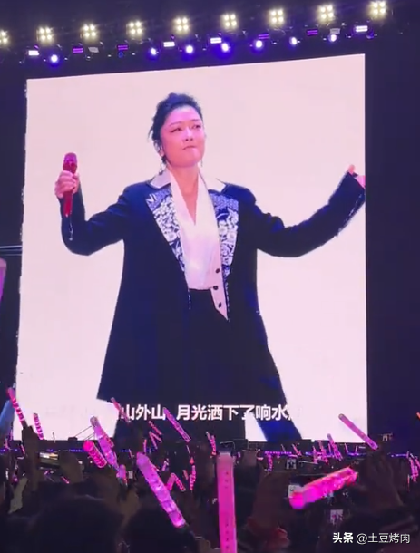 鳳凰傳奇演唱會全場大合唱，山河圖臺下卻不唱了，網(wǎng)友：太好笑了 10