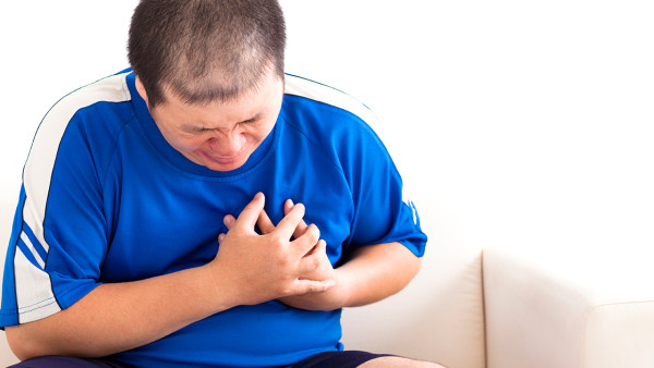 背痛、胸悶是冠心病嗎？