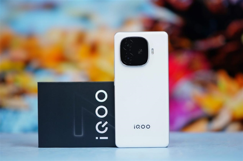 續(xù)航、屏幕、外觀向旗艦看齊！iQOO Z9評測：妥妥的新一代質價比之王