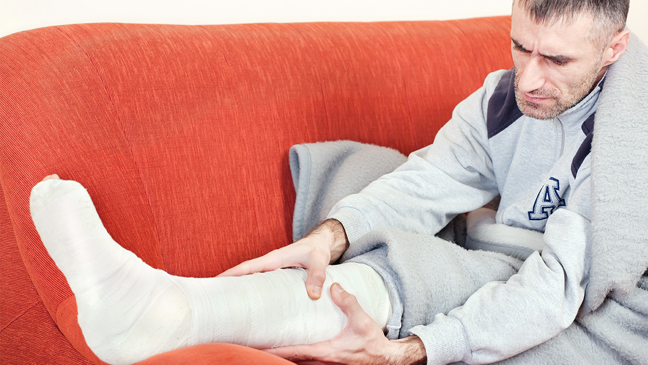 骨裂處摸著有點鼓正常嗎