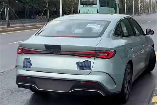 第五代混動(dòng)技術(shù)加持！比亞迪海豹06 DM-i實(shí)車(chē)曝光：有望月底上市