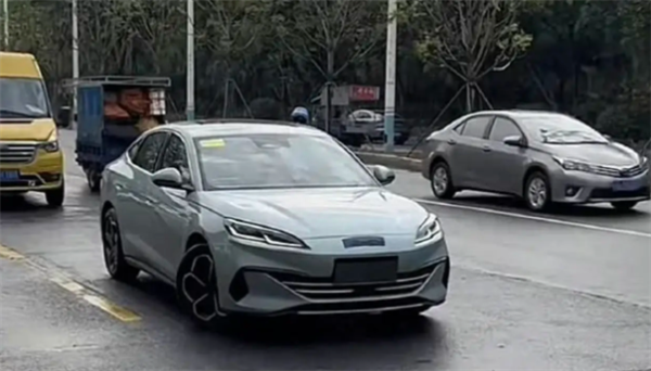 第五代混動(dòng)技術(shù)加持！比亞迪海豹06 DM-i實(shí)車(chē)曝光：有望月底上市