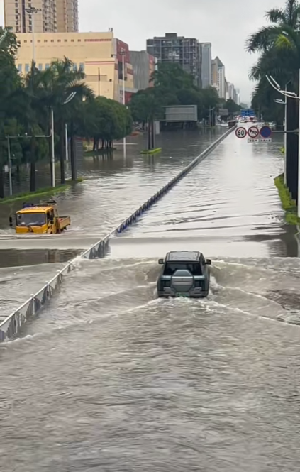 南寧暴雨內澇 仰望U8積水中行駛 人稱暴雨中的孤勇者
