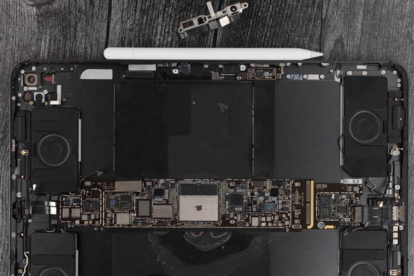 這回不容易掰彎了！蘋果新款iPad Pro暴力測試