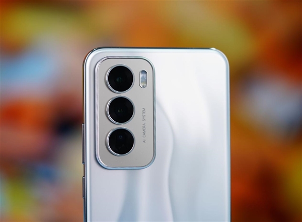 液態(tài)金屬般質(zhì)感！OPPO Reno12圖賞