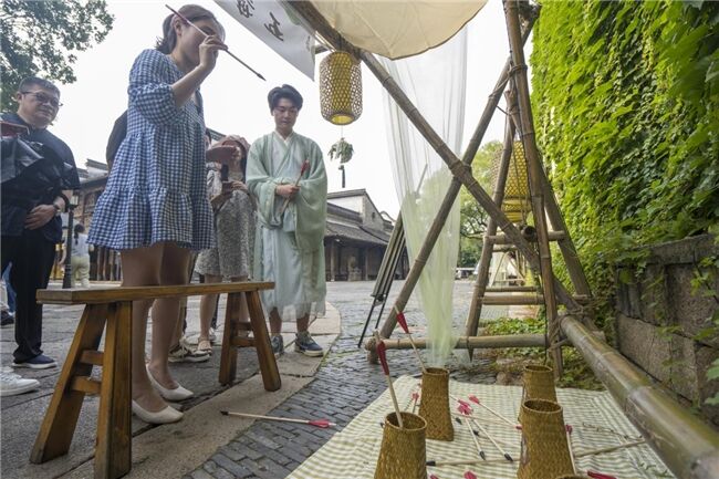 龍舟花燈船、非遺游園會(huì)、限定五黃宴……烏鎮(zhèn)景區(qū)端午活動(dòng)上新