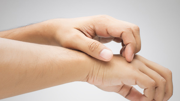 壓敏膠布可以包灰指甲嗎