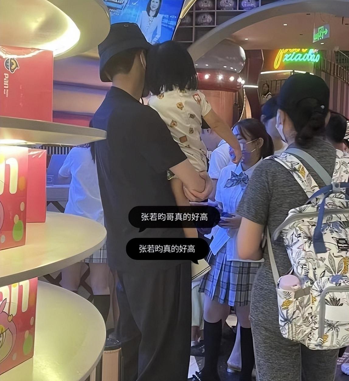唐藝昕接女兒放學(xué)，張若昀4歲女兒近照 14
