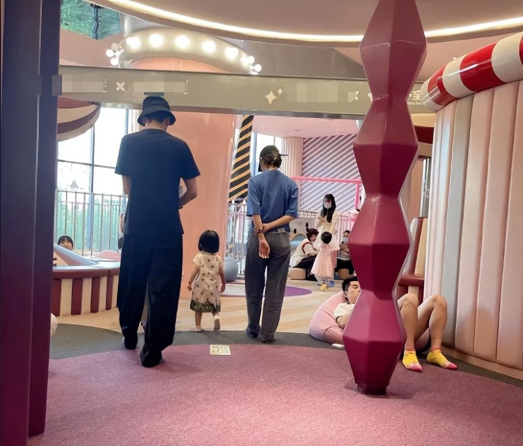 唐藝昕接女兒放學(xué)，張若昀4歲女兒近照 16
