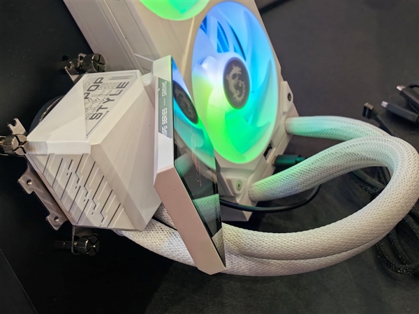微星機電散新成果秀：優(yōu)雅堅固楓木、獨特雙層葉片
