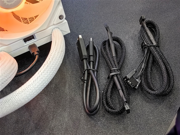 微星機電散新成果秀：優(yōu)雅堅固楓木、獨特雙層葉片