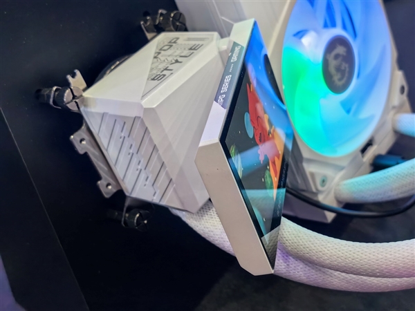 微星機電散新成果秀：優(yōu)雅堅固楓木、獨特雙層葉片