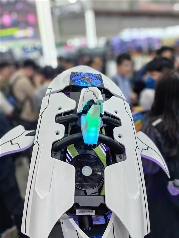 酷冷至尊做了一條“機械鯊魚”主機！