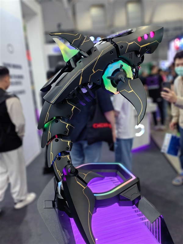 酷冷至尊做了一條“機械鯊魚”主機！