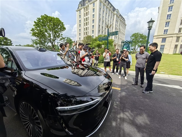 余承東邀請(qǐng)微博CEO試乘享界S9：空間很大 零重力座椅、投影都有