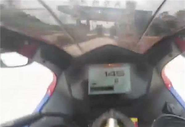 瘋狂！騎手150km/h闖高速收費站：一己之力為禁摩做貢獻