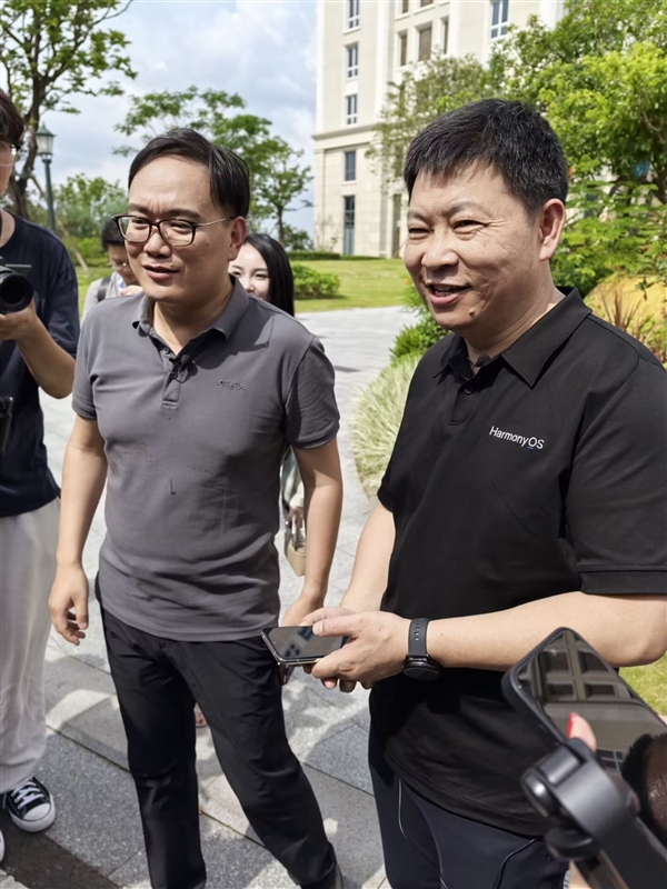 余承東邀請(qǐng)微博CEO試乘享界S9：空間很大 零重力座椅、投影都有