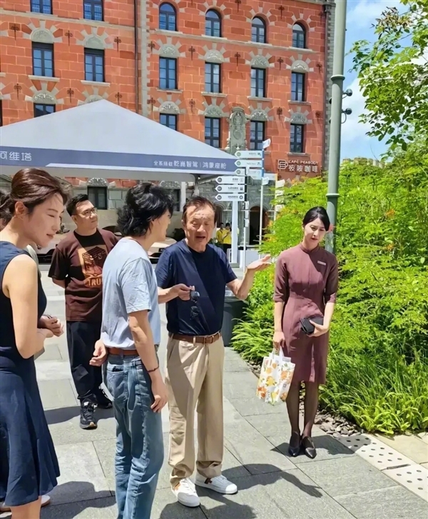 任正非新露面！80歲精神矍鑠