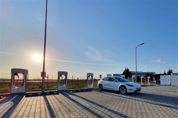 還充電焦慮嗎？全國充電樁正式突破1000萬根 一年暴增54%