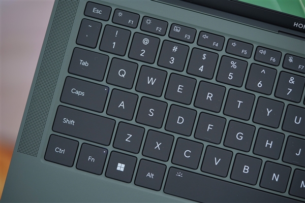 全球首發(fā)磁吸攝像頭！榮耀MagicBook Art 14圖賞