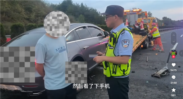 司機(jī)使用輔助駕駛時看手機(jī)釀事故 不減速撞上前車：網(wǎng)友喊話為何不開華為