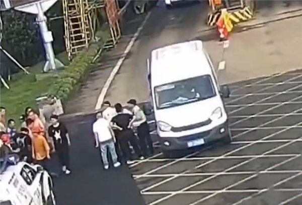 超員450%！6座車?yán)镉踩?3個(gè)人：司機(jī)駕照分一次性扣光