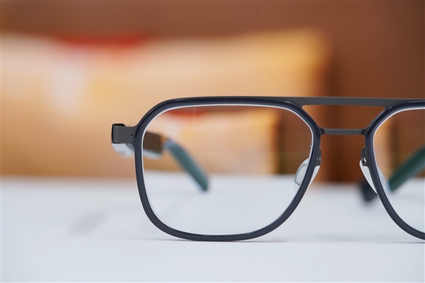 30.9克超輕設(shè)計(jì)！界環(huán)AI音頻眼鏡圖賞