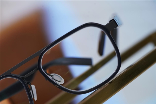 30.9克超輕設(shè)計(jì)！界環(huán)AI音頻眼鏡圖賞