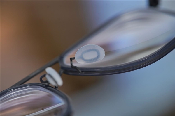 30.9克超輕設(shè)計(jì)！界環(huán)AI音頻眼鏡圖賞