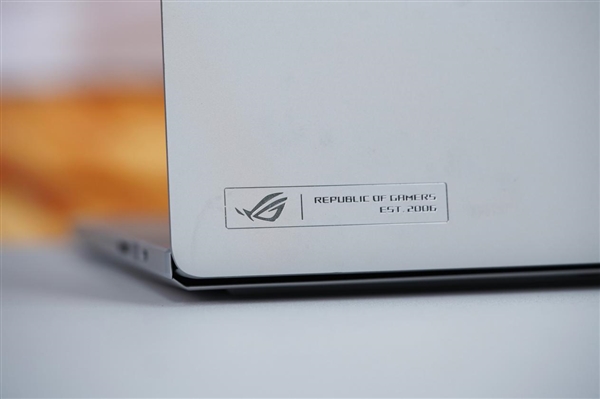 LED光線矩陣吸睛！ROG幻16 Air銳龍AI版圖賞