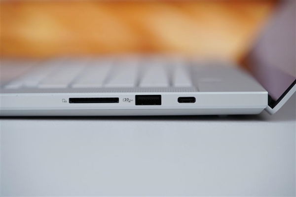 LED光線矩陣吸睛！ROG幻16 Air銳龍AI版圖賞