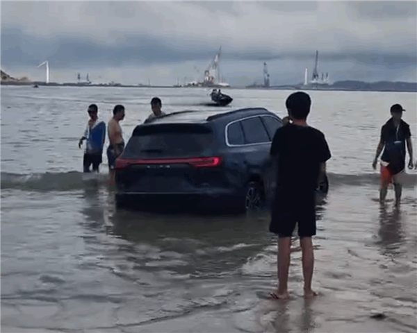 女子把問(wèn)界M7新車開到海灘 結(jié)果陷車漲潮被淹成泡海車
