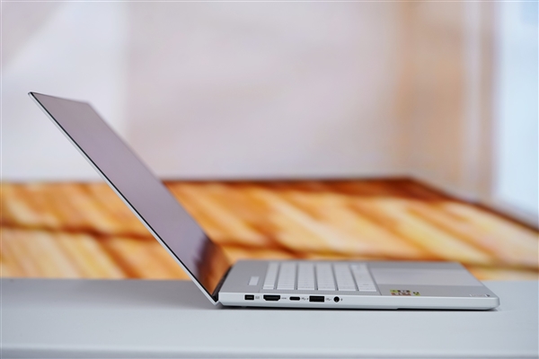 LED光線矩陣吸睛！ROG幻16 Air銳龍AI版圖賞