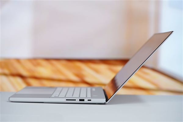 LED光線矩陣吸睛！ROG幻16 Air銳龍AI版圖賞