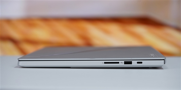 LED光線矩陣吸睛！ROG幻16 Air銳龍AI版圖賞