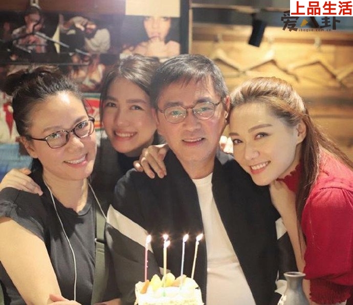 湯洛雯與父母、妹妹