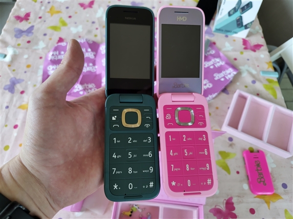 919元！HMD Barbie芭比聯(lián)名翻蓋機(jī)發(fā)布：粉色機(jī)身少女心爆棚
