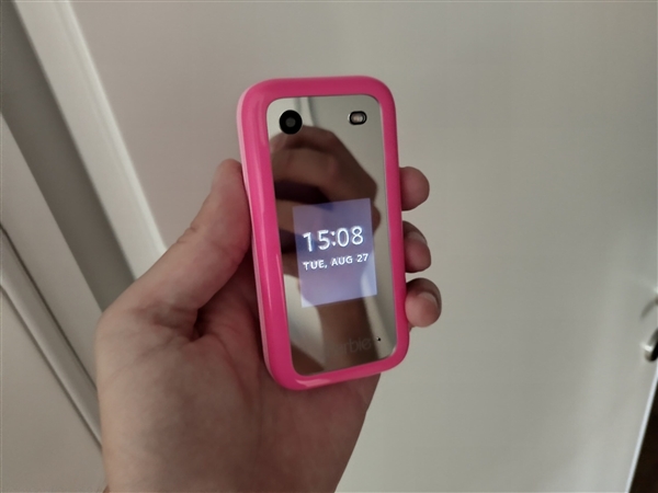 919元！HMD Barbie芭比聯(lián)名翻蓋機(jī)發(fā)布：粉色機(jī)身少女心爆棚
